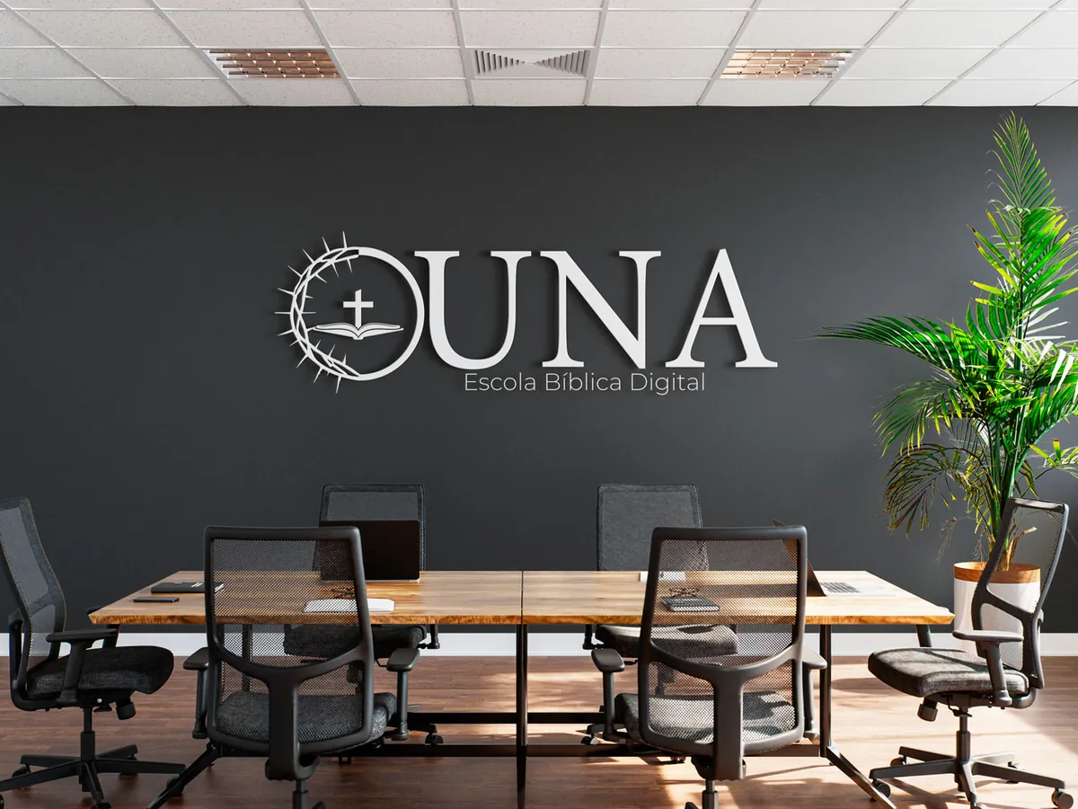 Logotipo da UNA Escola Bíblica Digital na parede de uma sala de reunião