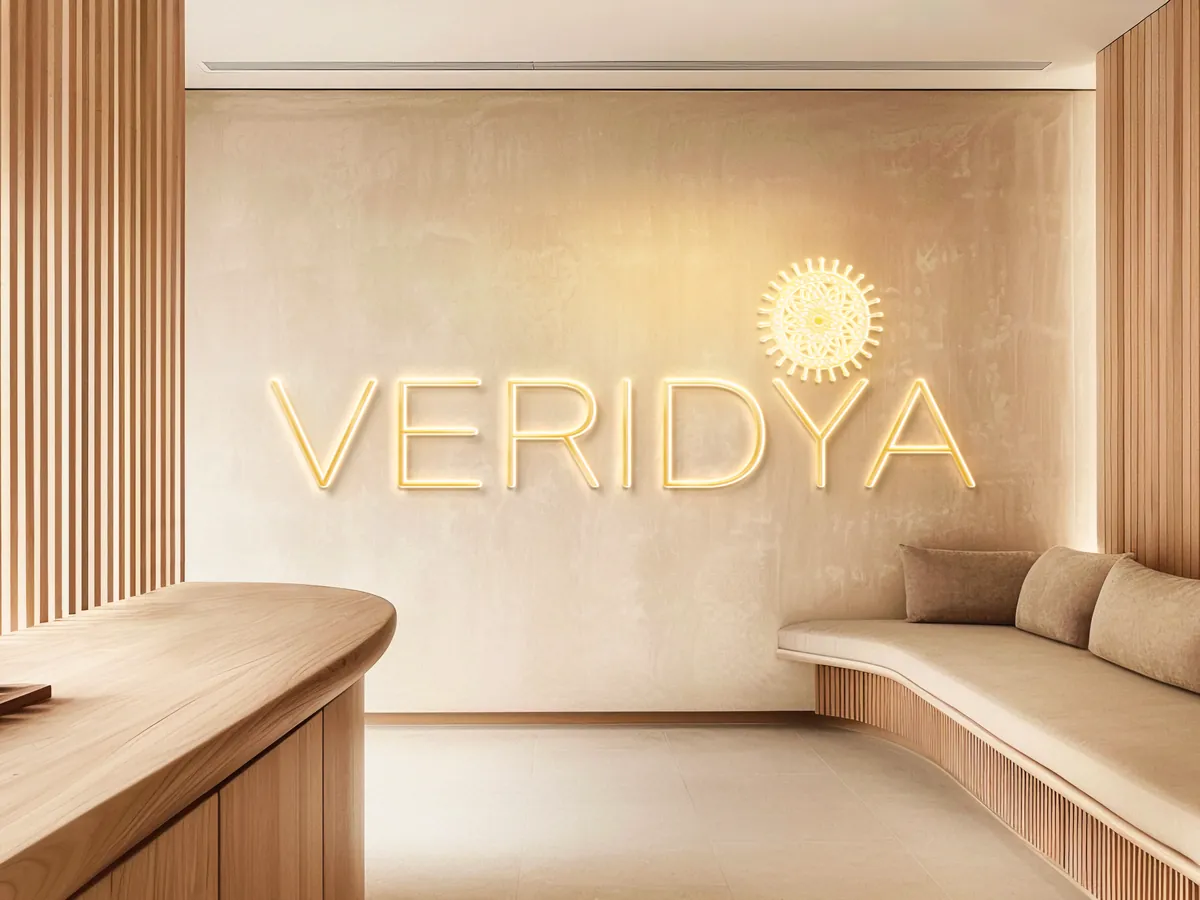 Logotipo Veridya em dourado na parede de uma recepção